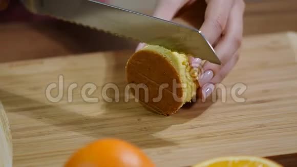 切蛋糕的厨师女人手工切割海绵蛋糕视频的预览图