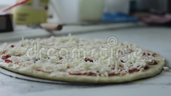 一位男厨师准备新鲜面团披萨基地的特写视频的预览图