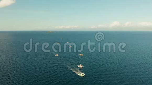 当地的菲律宾船只在深蓝色的海洋视频的预览图