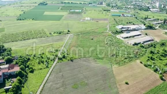 美丽的空中镜头与绿色的田野视频的预览图