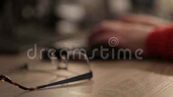 女人在模糊的背景下用电脑键盘打字视频的预览图