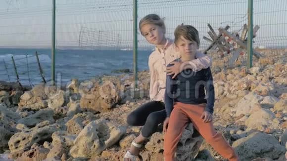 两名难民儿童女孩在海边等待边境地区的帮助视频的预览图