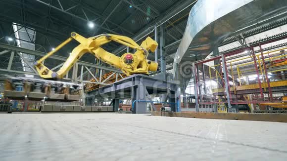 机器人手臂生产线机器人分批运送砖块视频的预览图