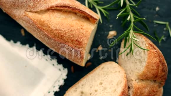 新鲜的白色面包法式面包的顶部景观和早晨的太阳耀斑视频的预览图