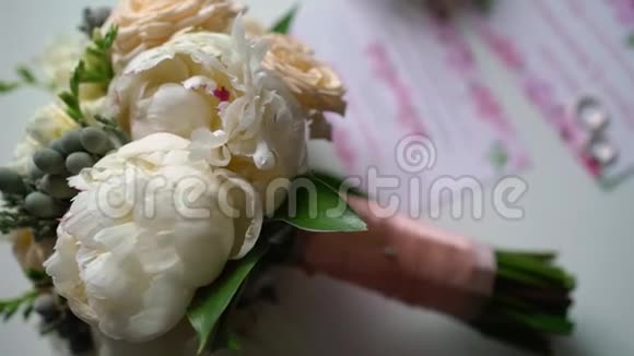 白色和粉红色牡丹和玫瑰花束新娘的婚礼花束上午筹备工作视频的预览图