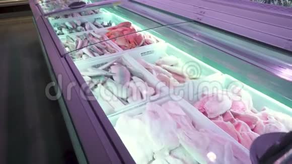冷藏柜台里的各种冷冻海鱼大鱼市场视频的预览图