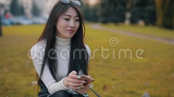 使用智能手机户外应用程序的亚洲女性视频的预览图