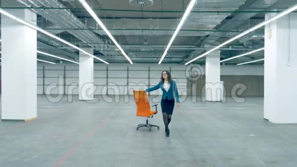 快乐的女店员独自拿着椅子跳舞视频的预览图