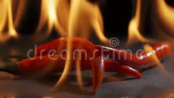 缓慢运动的胡椒和火焰视频的预览图