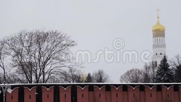 莫斯科俄罗斯2018年12月潘在冬季拍摄克里姆林宫的墙和教堂视频的预览图