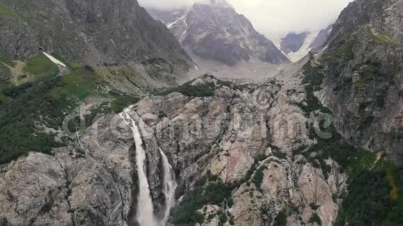 4l高加索高岩瀑布美景空中行动视频的预览图