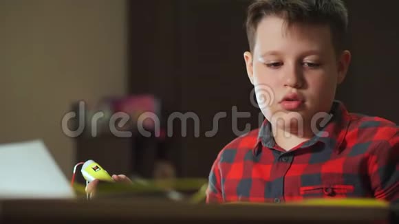 青少年男孩使用3D笔他将从塑料中创建一个3D图形视频的预览图