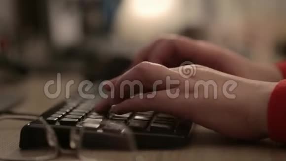 合上女人的手在电脑键盘上打字视频的预览图