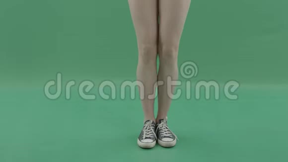 性感的女腿在绿色背景下跳舞视频的预览图