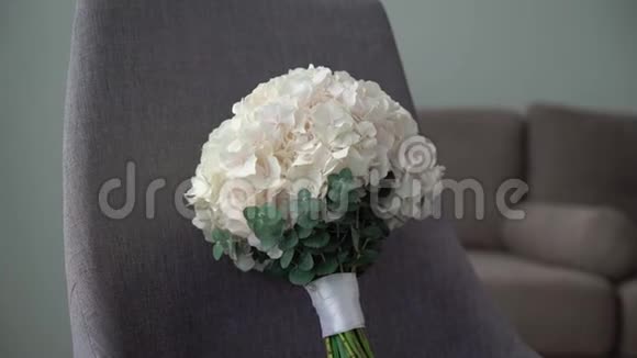 白色绣球花束新娘的婚礼花束新人的晨间准备花卉视频的预览图