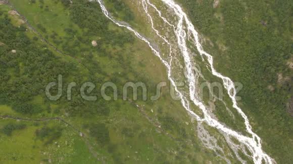4k从山谷的高度看与河流空中行动视频的预览图