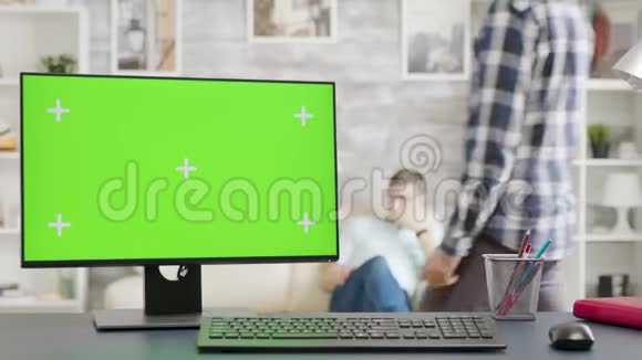 在舒适明亮的客厅内配有独立的模拟屏幕的电脑显示器视频的预览图