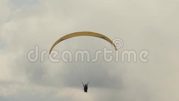 滑翔伞在阴天在云层中飞过山脉极限运动生活方式肾上腺素视频的预览图