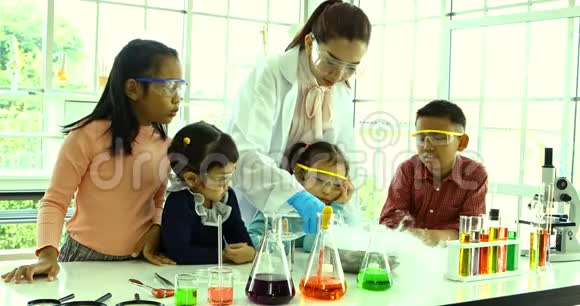 科学老师教亚洲学生有关化学物质的知识烟从碗里飘出来视频的预览图