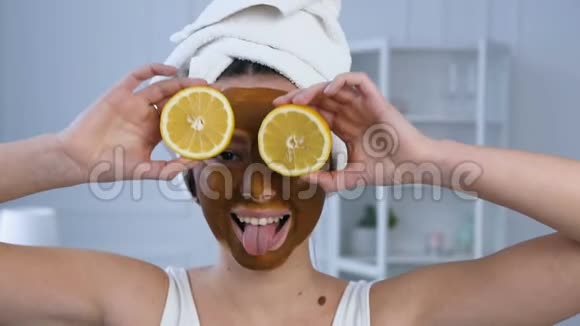 有魅力的女人的肖像眼睛上有两个半柠檬脸上戴着面具视频的预览图