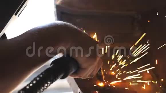 汽车制造商在车间使用专业设备进行焊接工作的部门修理工或机修工的男性手视频的预览图