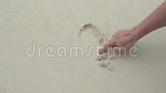 塞舌尔普拉斯林岛女人用手指在白沙上书写2020年一场干净的海浪洗涤视频的预览图