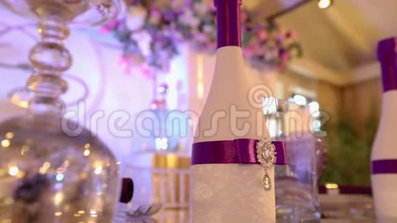 现代婚礼装饰装饰香槟酒瓶视频的预览图