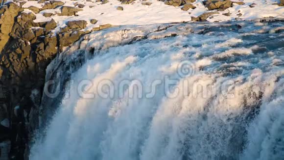 瀑布强大的落水慢运动视频的预览图