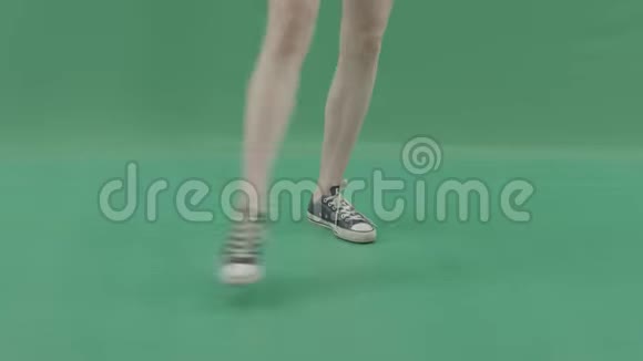 女性腿在绿色背景下跳舞视频的预览图