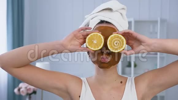 一张漂亮女人的肖像两只半柠檬在眼睛上脸上戴着面具视频的预览图