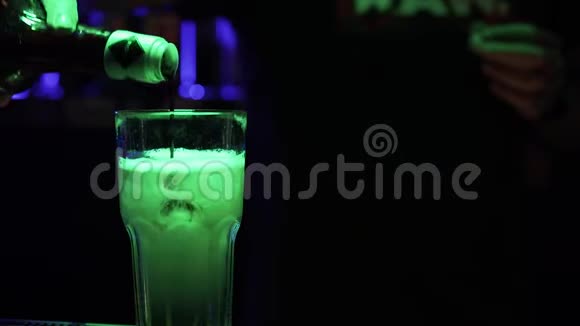 酒保在夜总会的鸡尾酒里倒酒玻璃在迪斯科舞厅的灯光下发光视频的预览图