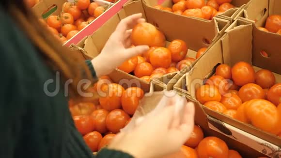 超市里的小女孩挑选西红柿视频的预览图