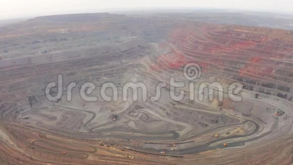露天矿采石场的空中景观工作中有许多机械视频的预览图