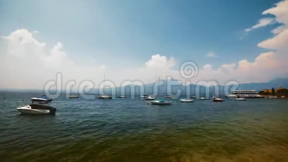 意大利湖和蓝天的午后时光流逝视频的预览图