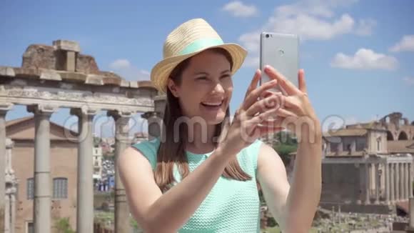 女性在罗马论坛附近使用移动慢动作通过在线应用程序进行视频聊天的女游客视频的预览图