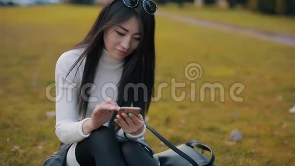 使用智能手机户外应用程序的亚洲女性视频的预览图