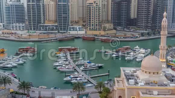 迪拜的游艇码头旁边是AlRahim清真寺住宅塔楼和摩天大楼日夜相连视频的预览图