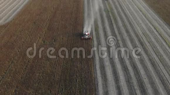 收割机在田间工作从无人机联合收割机农业机器的顶部可以看到视频的预览图