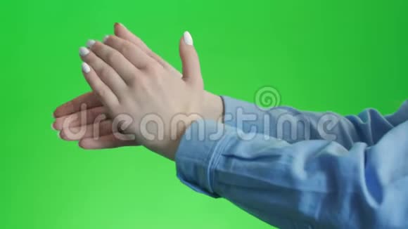 双手拍手隔离绿屏视频的预览图