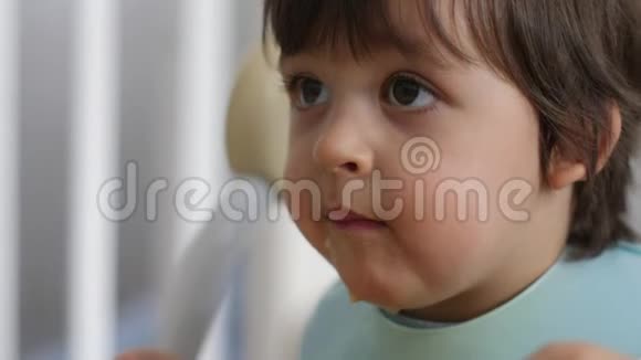 孩子用铁勺喝汤视频的预览图