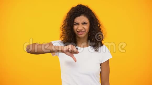 不满的非裔美国女孩竖起大拇指对糟糕的服务不满视频的预览图