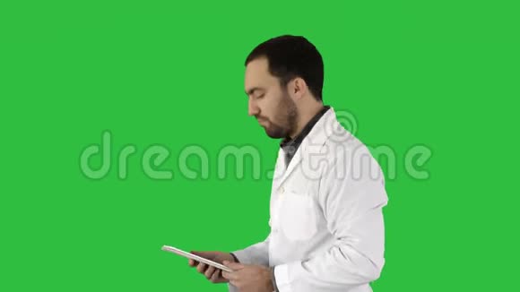 医疗保健医疗和技术医生与病人交谈使用平板电脑在绿色屏幕铬键视频的预览图
