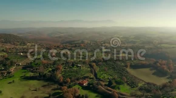 冬季意大利中部风景如画的空中景色视频的预览图