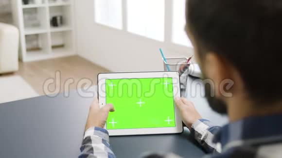 触摸数字桌上电脑绿色屏幕的人视频的预览图