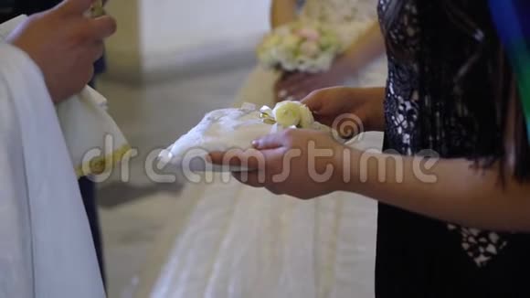 枕头上有结婚戒指教堂里的婚礼在基督教教堂举行结婚仪式神父新娘和视频的预览图