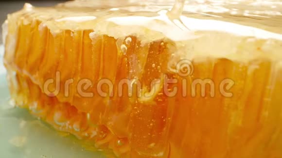 自然生态食品理念蜂窝液态蜂蜜和木勺视频的预览图