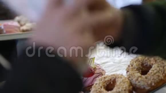 铺上美味的甜甜圈视频的预览图