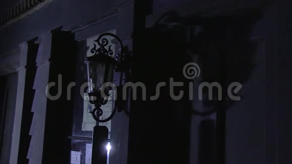 壁灯和带灯的门视频的预览图