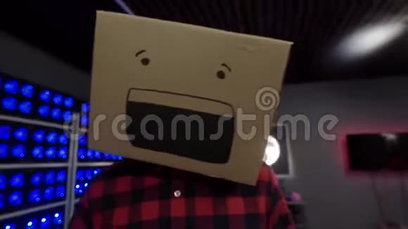 可爱的有趣的家伙在演播室里带着迷人的微笑摘下纸盒视频的预览图