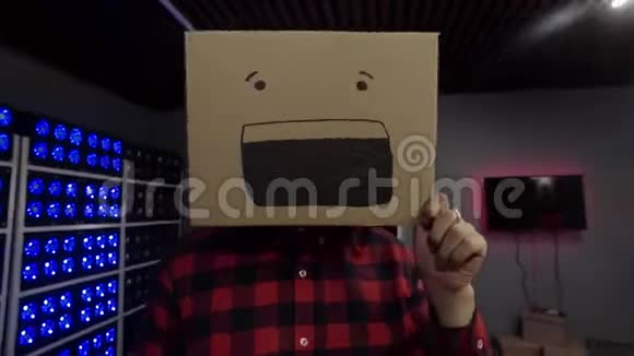 男性头上挂着迷人的微笑头上挂着一个大纸盒然后在镜头前移动视频的预览图